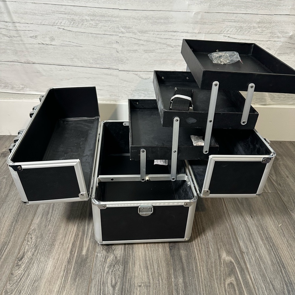 Arbonne professional locking makeup case - Picture 13 of 13